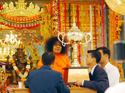 Bhagawan presenting the trophy to Prasanthi Nilayam Campus