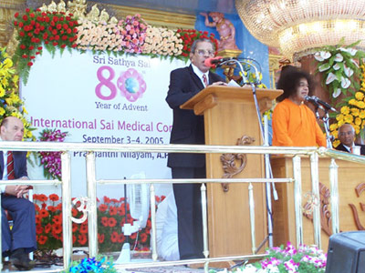 Bhagawan giving His Divine Message to the delegates